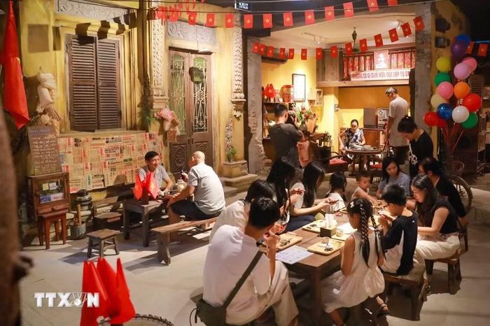 "Tour Yêu nước: Chạm vào ký ức một thời” là sản phẩm văn hóa do Ủy ban Nhân dân phường Ba Đình triển khai nhằm chuyển hóa ký ức đô thị thành sản phẩm du lịch giá trị. (Ảnh: Khánh Hoà/TTXVN)