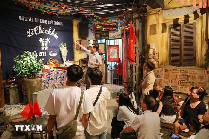 Qua những trải nghiệm trực tiếp, “Tour Yêu nước” đưa quá khứ đến gần hiện tại, để từ những điều bình dị của đời sống, người tham gia cảm nhận rõ hơn sức sống, sự kiên cường và nét đẹp văn hóa của người Hà Nội. (Ảnh: Khánh Hoà/TTXVN)