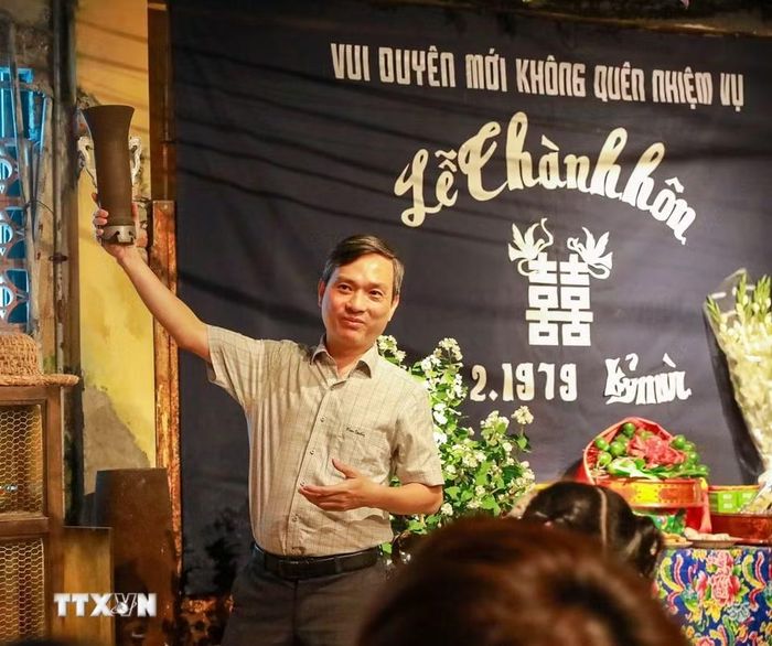 Ông Nguyễn Dân Huy, Phó Chủ tịch Ủy ban Nhân dân phường Ba Đình, Hà Nội, giới thiệu với khách tham quan về “Tour Yêu nước - Không gian Bao cấp.” (Ảnh: Khánh Hoà/TTXVN)