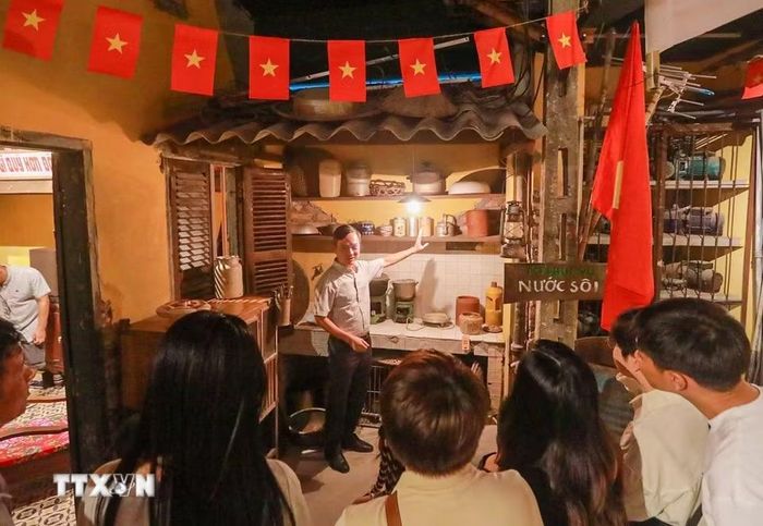 Qua những trải nghiệm trực tiếp, “Tour Yêu nước” đưa quá khứ đến gần hiện tại, để từ những điều bình dị của đời sống, người tham gia cảm nhận rõ hơn sức sống, sự kiên cường và nét đẹp văn hóa của người Hà Nội. (Ảnh: Khánh Hoà/TTXVN)