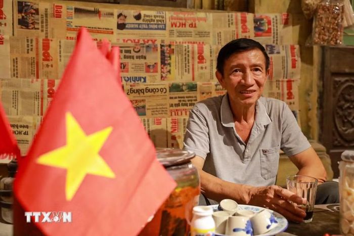 Khách tham quan Nguyễn Đức Thắng, cư dân phường Ba Đình (Hà Nội) xúc động chia sẻ cảm xúc khi "chạm" vào ký ức thời bao cấp đã trải qua. (Ảnh: Khánh Hoà/TTXVN)