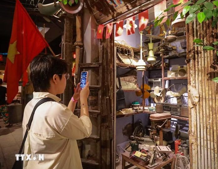 Điểm đặc biệt của “Tour Yêu nước - Không gian Bao cấp” là cách tiếp cận liên thế hệ: gợi ký ức cho người lớn, đồng thời giúp người trẻ, trẻ em lần đầu “chạm” vào những câu chuyện xưa. (Ảnh: Khánh Hoà/TTXVN)