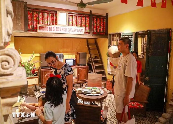 Điểm đặc biệt của “Tour Yêu nước - Không gian Bao cấp” là cách tiếp cận liên thế hệ: gợi ký ức cho người lớn, đồng thời giúp người trẻ, trẻ em lần đầu “chạm” vào những câu chuyện xưa. (Ảnh: Khánh Hoà/TTXVN)
