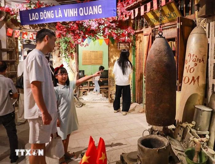 Không chỉ là một không gian trưng bày, “Tour Yêu nước - Không gian Bao cấp” hướng tới một hình thức trải nghiệm lịch sử mới mẻ, nơi ký ức được đánh thức bằng nhiều giác quan và trở thành cầu nối giữa các thế hệ. (Ảnh: Khánh Hoà/TTXVN)