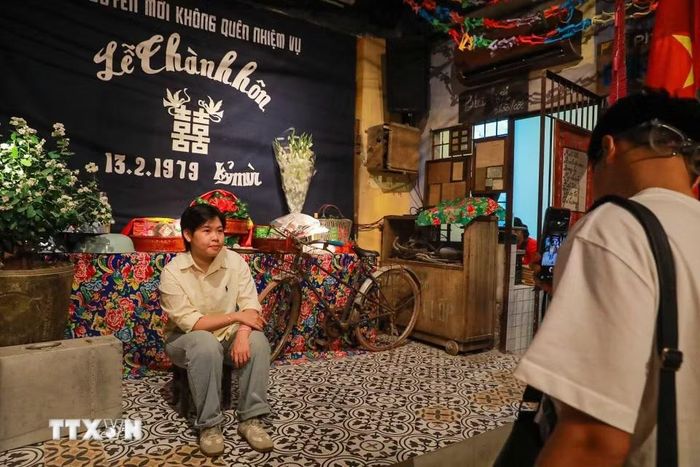 Không chỉ là một không gian trưng bày, “Tour Yêu nước - Không gian Bao cấp” hướng tới một hình thức trải nghiệm lịch sử mới mẻ, nơi ký ức được đánh thức bằng nhiều giác quan và trở thành cầu nối giữa các thế hệ. (Ảnh: Khánh Hoà/TTXVN)