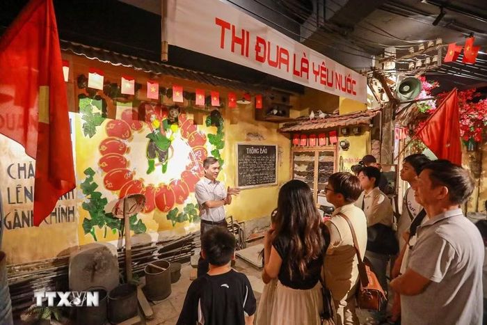 Qua những trải nghiệm trực tiếp, “Tour Yêu nước” đưa quá khứ đến gần hiện tại, để từ những điều bình dị của đời sống, người tham gia cảm nhận rõ hơn sức sống, sự kiên cường và nét đẹp văn hóa của người Hà Nội. (Ảnh: Khánh Hoà/TTXVN)