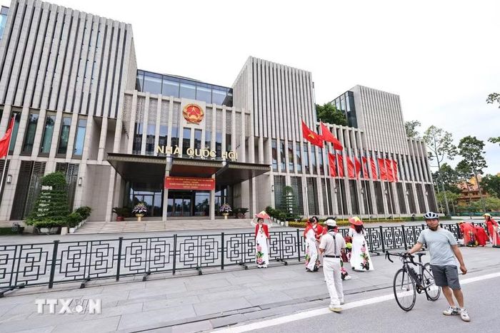 Cờ Tổ quốc cỡ lớn được bố trí tại khu vực trước tòa nhà Quốc hội. (Ảnh: Minh Đức/TTXVN)