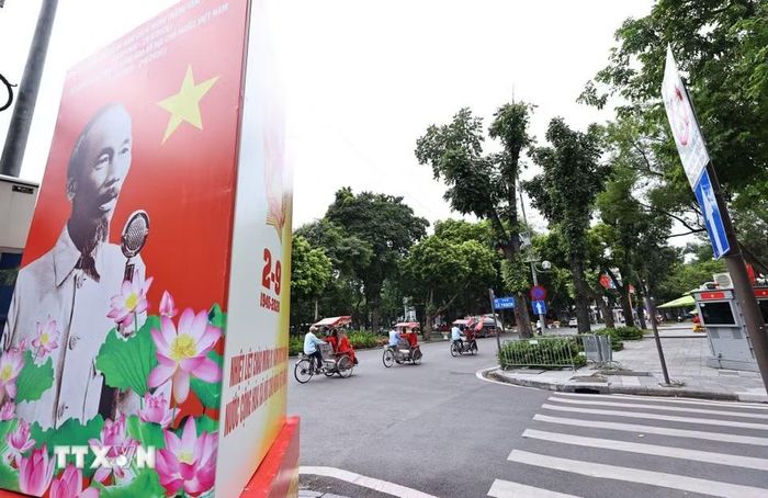 Pano, khẩu hiệu tuyên truyền cỡ lớn được bố trí tại khu vực trước Ngân hàng Nhà nước Việt Nam. (Ảnh: Minh Đức/TTXVN)