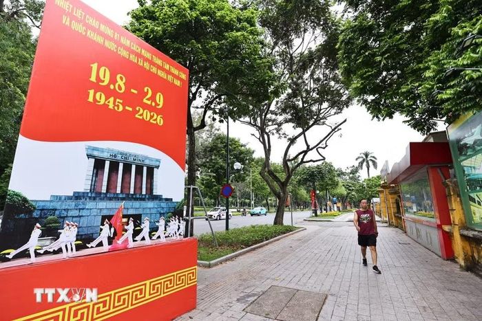 Các pa nô, khẩu hiệu tuyên truyền được trang trí tại những khu vực trung tâm, di tích lịch sử và các vị trí dễ quan sát trên phố Điện Biên Phủ. (Ảnh: Minh Đức/TTXVN)