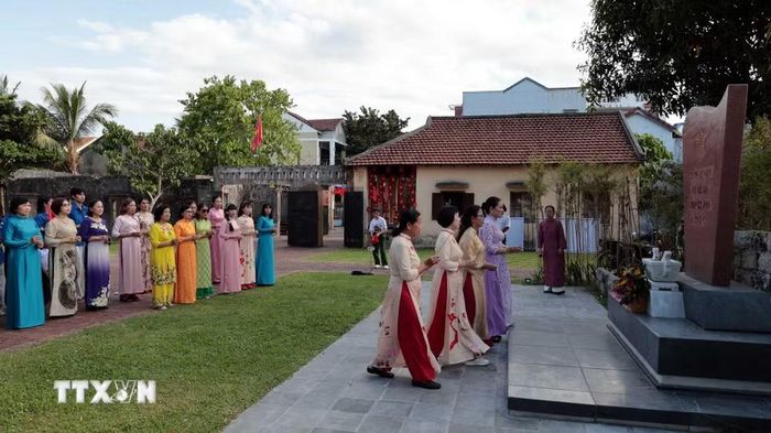 Du khách dâng hương tri ân tại bia tưởng niệm ở Nhà lao Hội An. (Ảnh: Đỗ Trưởng/TTXVN)