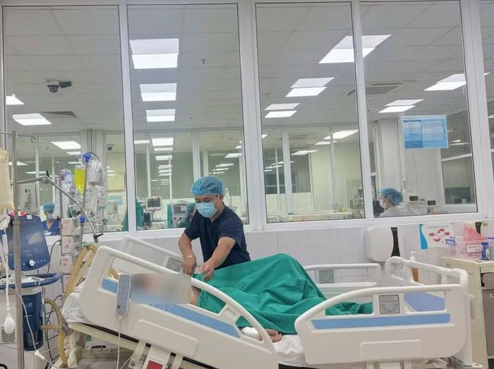 Bác sỹ điều trị cho bệnh nhi. (Ảnh: PV/Vietnam+)