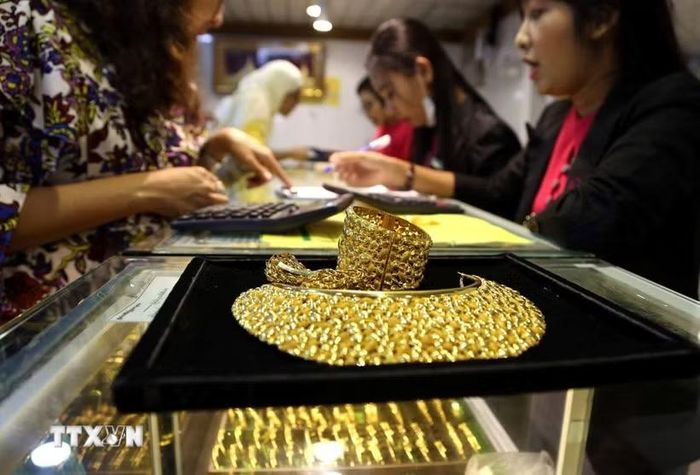Trang sức vàng được bày bán tại một tiệm kim hoàn ở Yangon, Myanmar. (Ảnh: THX/TTXVN phát)