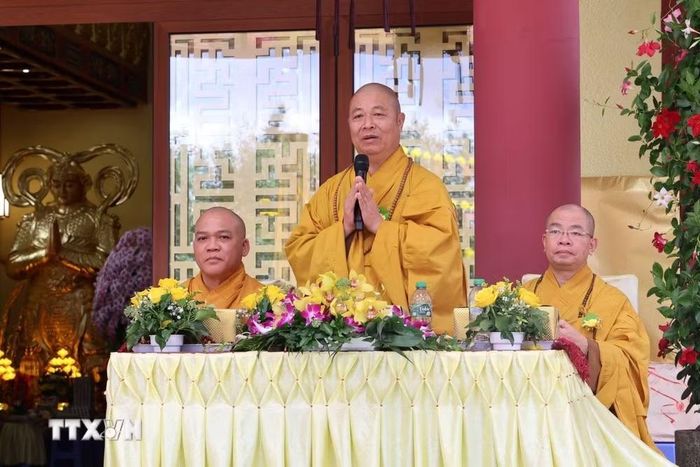 Hòa thượng Thích Thọ Lạc, Ủy viên Hội đồng Trị sự Trung ương Giáo hội Phật giáo Việt Nam phát biểu. (Ảnh: Thu Hằng/TTXVN tại Đức)