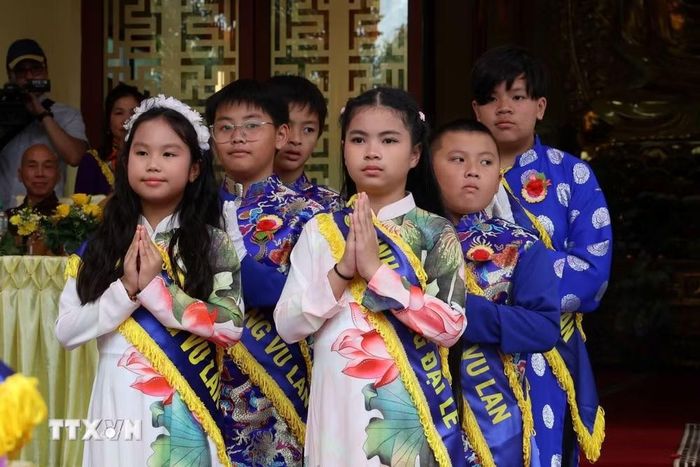 Các em nhỏ tham gia Đại lễ. (Ảnh: Thu Hằng/TTXVN tại Đức)