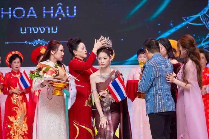 Bà Nguyễn Hoàng Anh - Trưởng Ban Giám khảo trao vương miện Hoa hậu cho cô Hathaipart Saengsawang (19 tuổi) - Hoa hậu Áo dài Việt Nam tại Thái Lan. (Ảnh: PV/Vietnam+)