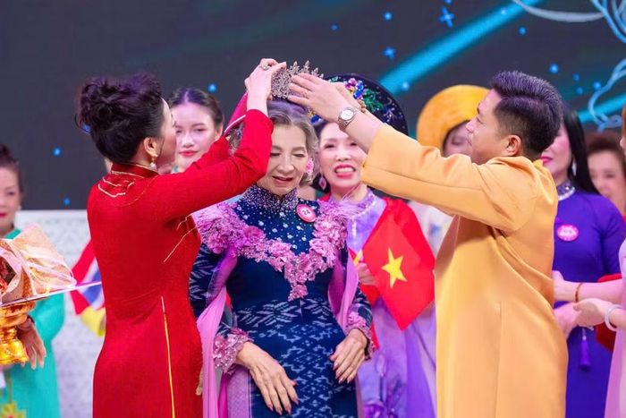 Ông Đinh Hoàng Linh - Tổng Lãnh sự quán Việt Nam tại Thái Lan và Bà Nguyễn Hoàng Anh - Trưởng Ban Giám khảo trao giải cho bà Pomprara Wianwiwat (72 tuổi) Hoa hậu trang phục truyền thống Thái Lan. (Ảnh: PV/Vietnam+)