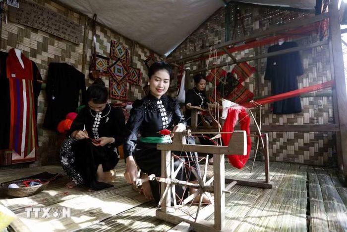 Đồng bào dân tộc Thái trình diễn dệt thổ cẩm tại Tuần Văn hóa Du lịch Mộc Châu tỉnh Sơn La năm 2026. (Ảnh: Quang Quyết/TTXVN)