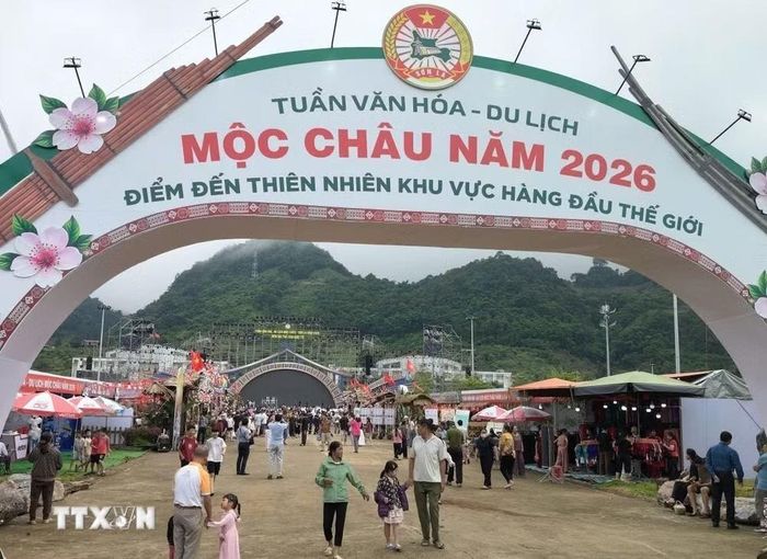 Quảng trường 8/5, phường Mộc Châu, tỉnh Sơn La, nơi diễn ra các hoạt động chính của Tuần Văn hóa - Du lịch Mộc Châu năm 2026. (Ảnh: Nguyễn Cường/TTXVN.)