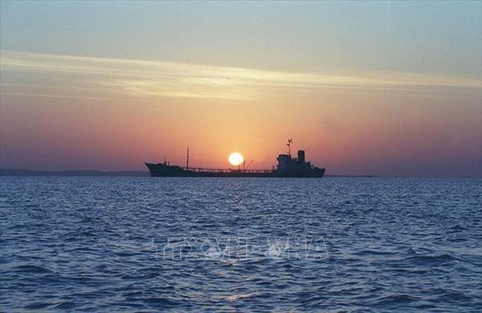 Tàu chở dầu neo ngoài khơi đảo Qeshm trên eo biển Hormuz. Ảnh: Middle East Eye/TTXVN