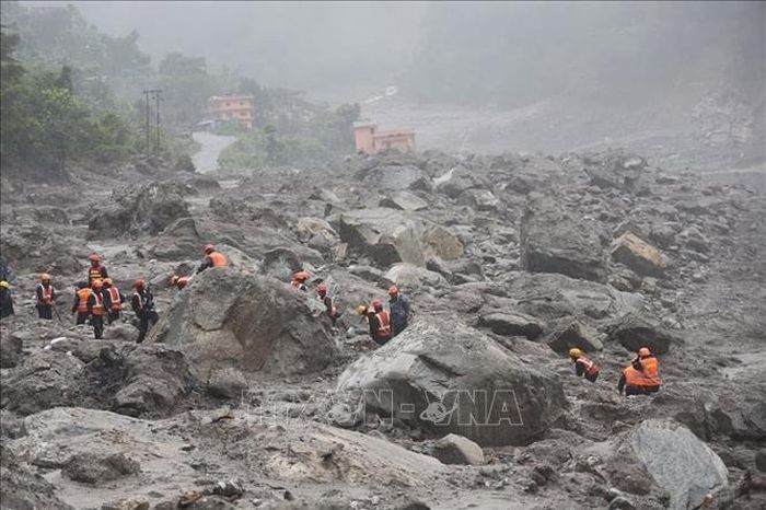 Lực lượng cứu hộ tìm kiếm nạn nhân tại hiện trường lũ quét ở Rasuwa, Nepal. Ảnh: ANI/TTXVN phát