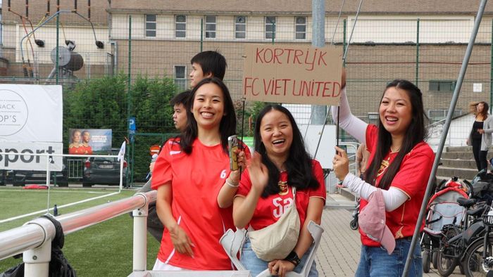 Cổ động viên đội FC Viet United Kortrijk nhiệt tình cổ vũ cho đội nhà tại Giải bóng đá Cúp UGVB 2026.