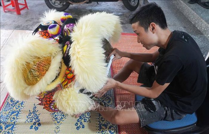 Làm đầu lân cỡ lớn ở cơ sở anh Trương Như Rem, phường Phú Xuân, thành phố Huế.