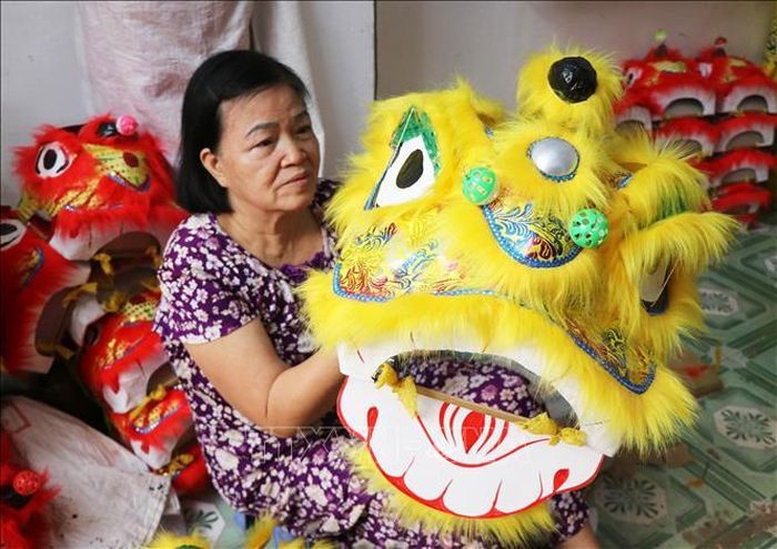 Ngày nay, nghề làm đầu lân truyền thống và các món đồ phục vụ múa lân như mặt ông địa, trống, trang phục... vẫn được làm thủ công.
