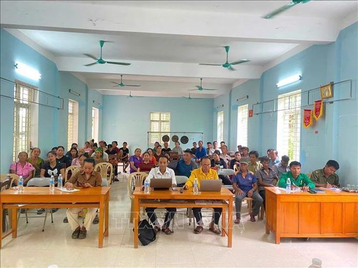 Họp Hội nghị dân bản sau sáp nhập tại Nhà văn hóa bản Xốp Pu, xã Yên Na. Ảnh: TTXVN phát