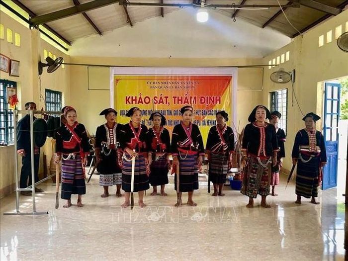 Nhà văn hóa bản Xốp Pu, xã Yên Na là nơi diễn ra các hoạt động luyện tập văn nghệ, dân ca, dân vũ của dân tộc Khơ Mú, tổ chức các lớp truyền dạy nghề truyền thống, sinh hoạt câu lạc bộ hoặc các hoạt động cộng đồng của bà con. Ảnh: TTXVN phát