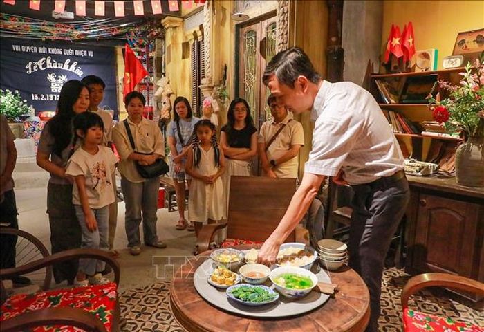 Qua những trải nghiệm trực tiếp, “Tour Yêu nước” đưa quá khứ đến gần hiện tại, để từ những điều bình dị của đời sống, người tham gia cảm nhận rõ hơn sức sống, sự kiên cường và nét đẹp văn hóa của người Hà Nội.