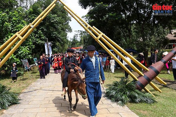 Đồng bào tái hiện hoạt động sinh hoạt thường ngày của cư dân vùng cao tại Làng Văn hóa - Du lịch các dân tộc Việt Nam.