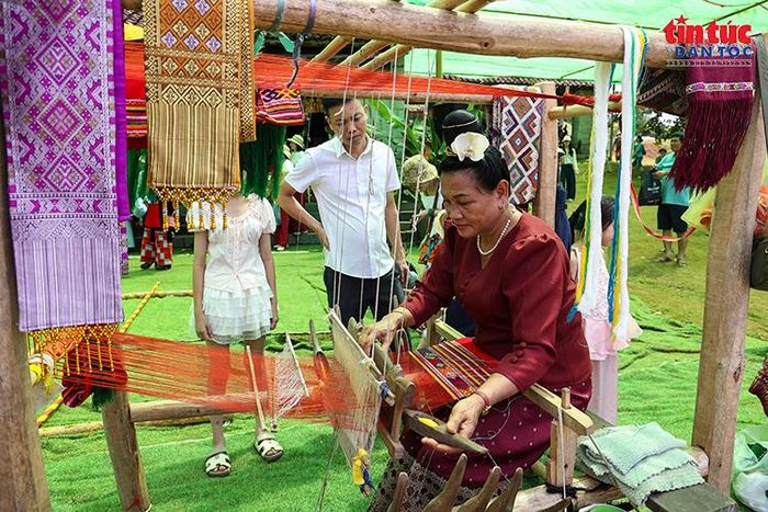 Nghệ nhân trình diễn kỹ thuật dệt vải thủ công, giới thiệu nét đẹp nghề truyền thống tới du khách.