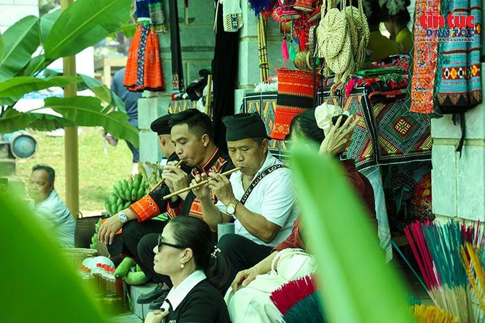 Tiếng sáo dân tộc vang lên giữa chợ phiên, góp phần tạo không khí rộn ràng trong những ngày vui Tết Độc lập.