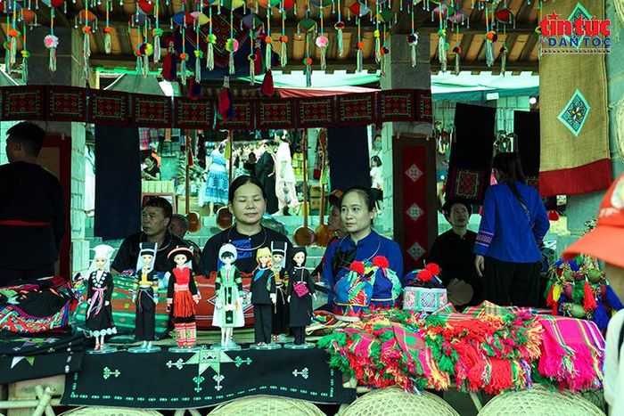 Những sản phẩm thủ công, đồ lưu niệm mang sắc màu văn hóa vùng cao được bày bán tại chợ phiên.
