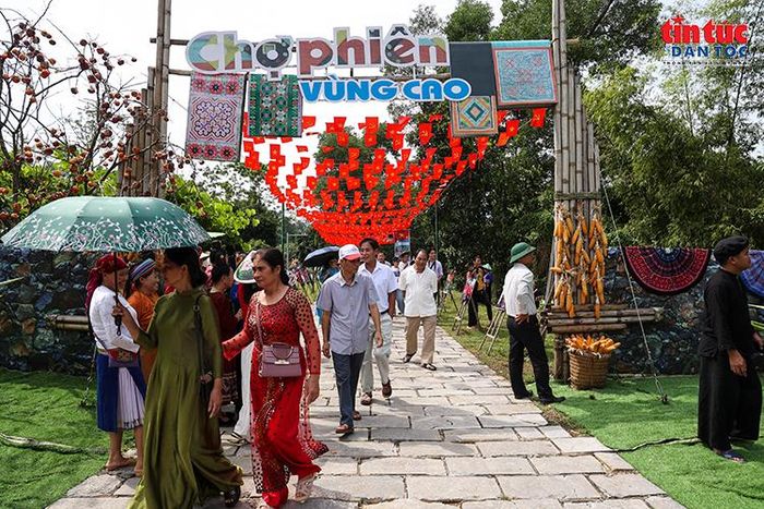 Đông đảo người dân và du khách đến tham quan không gian “Chợ phiên vùng cao” tại Làng Văn hóa - Du lịch các dân tộc Việt Nam trong kỳ nghỉ lễ Quốc khánh 2/9.