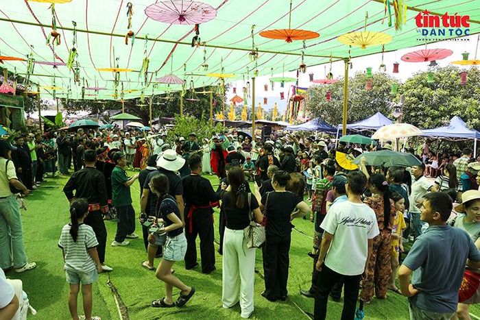 Chợ phiên vùng cao thu hút đông đảo người dân, du khách đến tham quan, thưởng thức nghệ thuật và trải nghiệm văn hóa truyền thống.