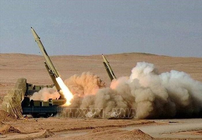 Lực lượng Vệ binh Cách mạng Hồi giáo Iran tập trận bắn tên lửa và tấn công bằng thiết bị bay không người lái. Ảnh: IRNA/TTXVN