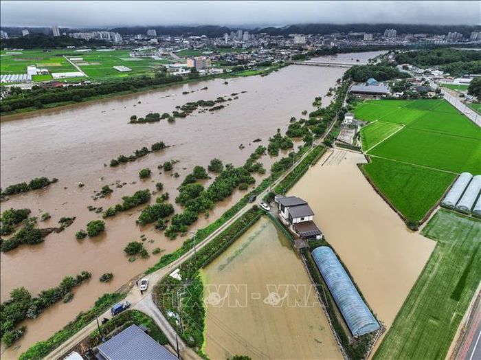 Nước sông dâng cao do mưa lớn tại Mungyeong, tỉnh Gyeongsang Bắc, Hàn Quốc ngày 9/7/2026. Ảnh tư liệu: Yonhap/TTXVN phát