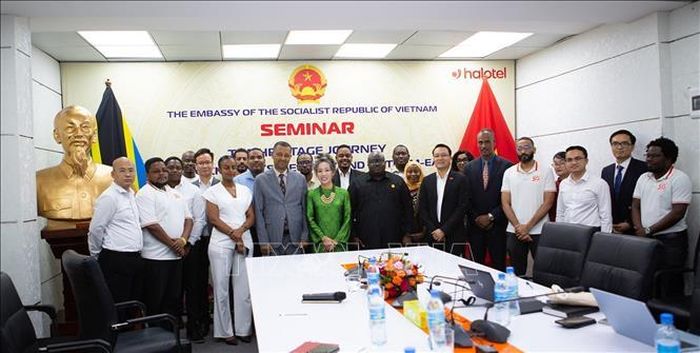 Đại diện Đại sứ quán Việt Nam cùng các học giả, đối tác và khách mời quốc tế chụp ảnh lưu niệm tại buổi tọa đàm mang tên "Hồ Chí Minh - Hành trình di sản" diễn ra ở Dar es Salaam. Ảnh: TTXVN phát
