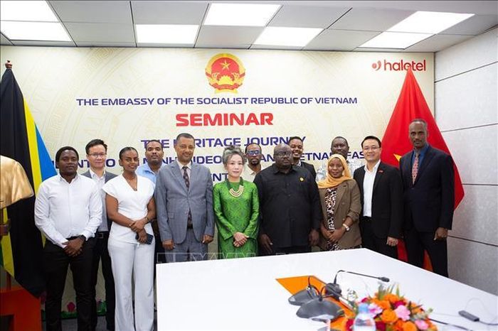 Đại diện Đại sứ quán Việt Nam cùng các học giả, đối tác và khách mời quốc tế chụp ảnh lưu niệm tại buổi tọa đàm mang tên "Hồ Chí Minh - Hành trình di sản" diễn ra ở Dar es Salaam. Ảnh: TTXVN phát