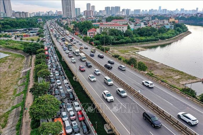 Phương tiện tham gia giao thông trên trục Vành đai 3, đoạn qua khu vực Bến xe Nước Ngầm và hồ Linh Đàm (Hà Nội). Ảnh minh họa: Trung Nguyên/TTXVN