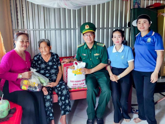 Đồn Biên phòng Lai Hòa phối hợp với các hội, đoàn thể đến tận nhà trao quà cho người già neo đơn tại xã Lai Hòa. Ảnh: TTXVN phát