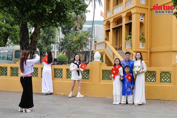 Nhiều gia đình đưa con nhỏ đến khu vực Lăng Chủ tịch Hồ Chí Minh, lưu giữ những khoảnh khắc ý nghĩa trong ngày Tết Độc lập.