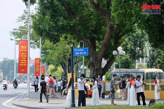 Khu vực đường Điện Biên Phủ gần Quảng trường Ba Đình thu hút đông đảo người dân, bạn trẻ đến chụp ảnh dịp Quốc khánh.