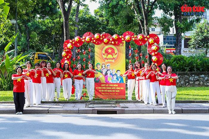 Người dân hào hứng chụp ảnh tại cụm tiểu cảnh mang chủ đề Tết Độc lập trên phố Kim Mã.