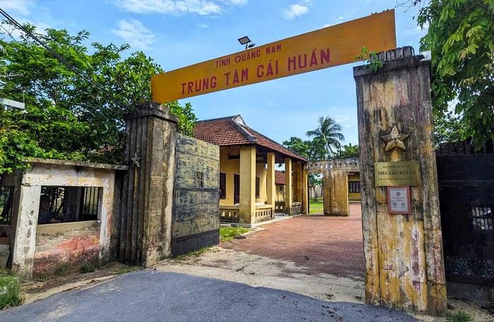 Nằm nép mình trong một con hẻm của đường Lý Thường Kiệt, Nhà lao Hội An do đế quốc Mỹ và chính quyền tay sai xây dựng từ năm 1960 với tên gọi là “Nhà lao Xóm Mới” hay “Trung tâm cải huấn Quảng Nam”. Đây được xem là chốn “địa ngục trần gian” đối với đồng bào, chiến sĩ của ta từ năm 1960 - 1975. Ảnh: hoianmuseum.com