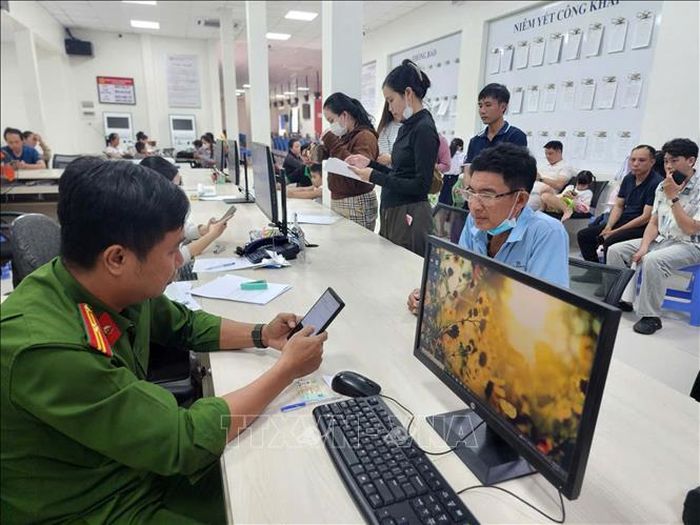 Nhiều người đi làm ăn xa, đi học tranh thủ kỳ nghỉ lễ đến Công an đặc khu Phú Quốc làm, giải quyết các thủ tục hành chính.