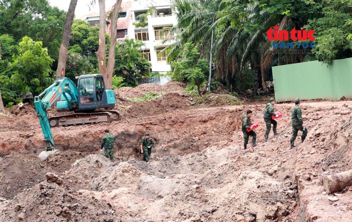 Nhiều hài cốt liệt sĩ tiếp tục được tìm thấy tại khu B, Công viên Lê Thị Riêng trong sáng ngày 31/8.