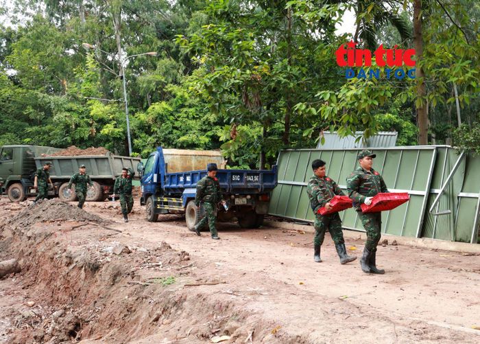 Sau khi được phát hiện, hài cốt và các di vật được đưa về khu vực lấy mẫu, lưu mẫu để làm sạch, phân loại và xử lý theo quy trình.