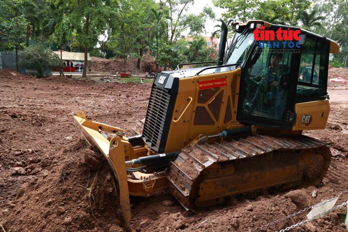 Hàng trăm mét khối đất được vận chuyển phục vụ công tác tìm kiếm.